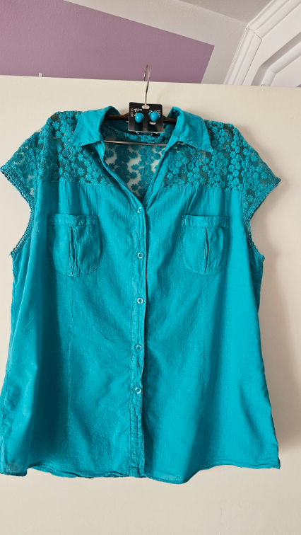 Lagana košulja + minđuše u istom tonu slika #3