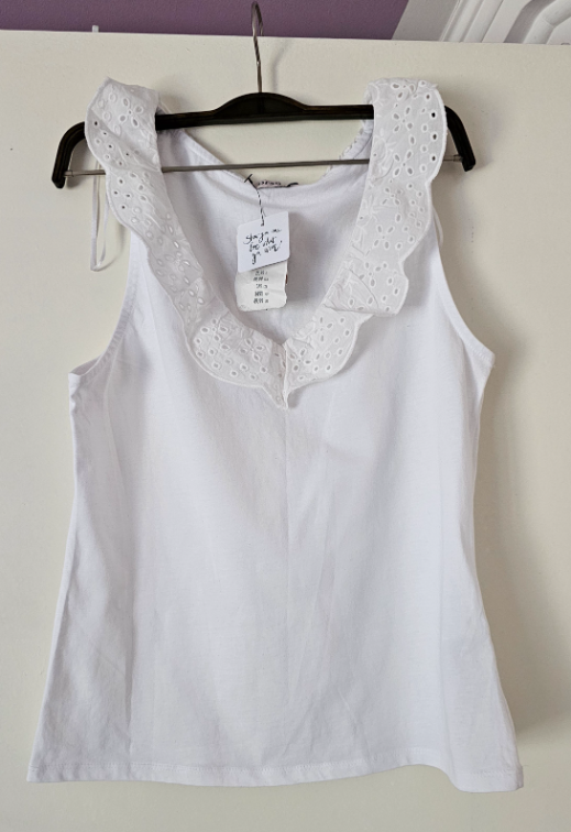 Orsay bela majica sa dekorativnim volanom slika #1