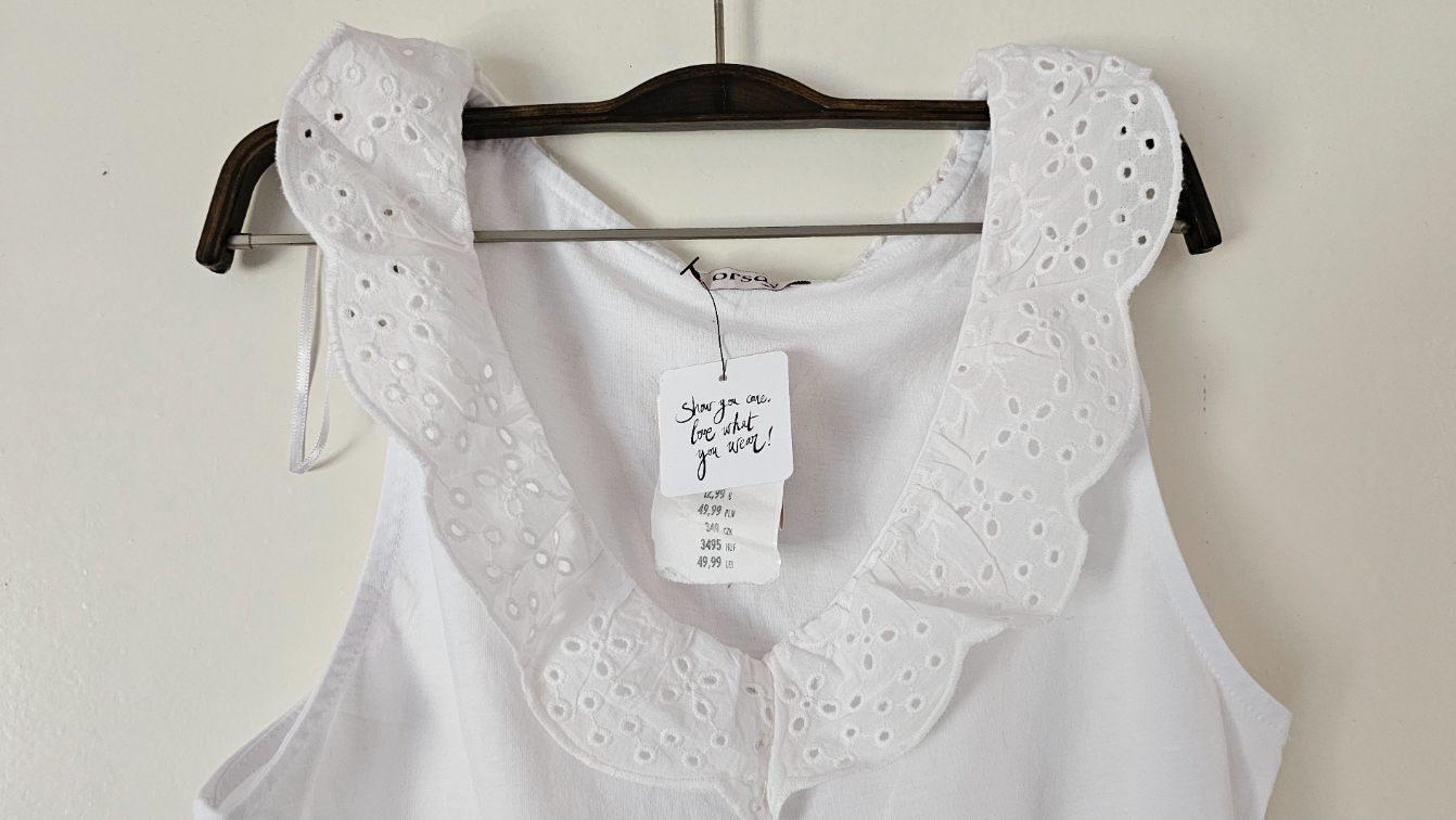 Orsay bela majica sa dekorativnim volanom slika #2