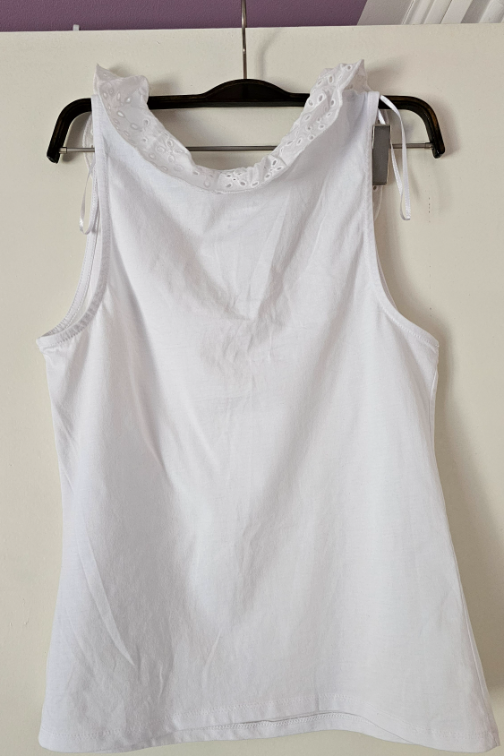 Orsay bela majica sa dekorativnim volanom slika #3